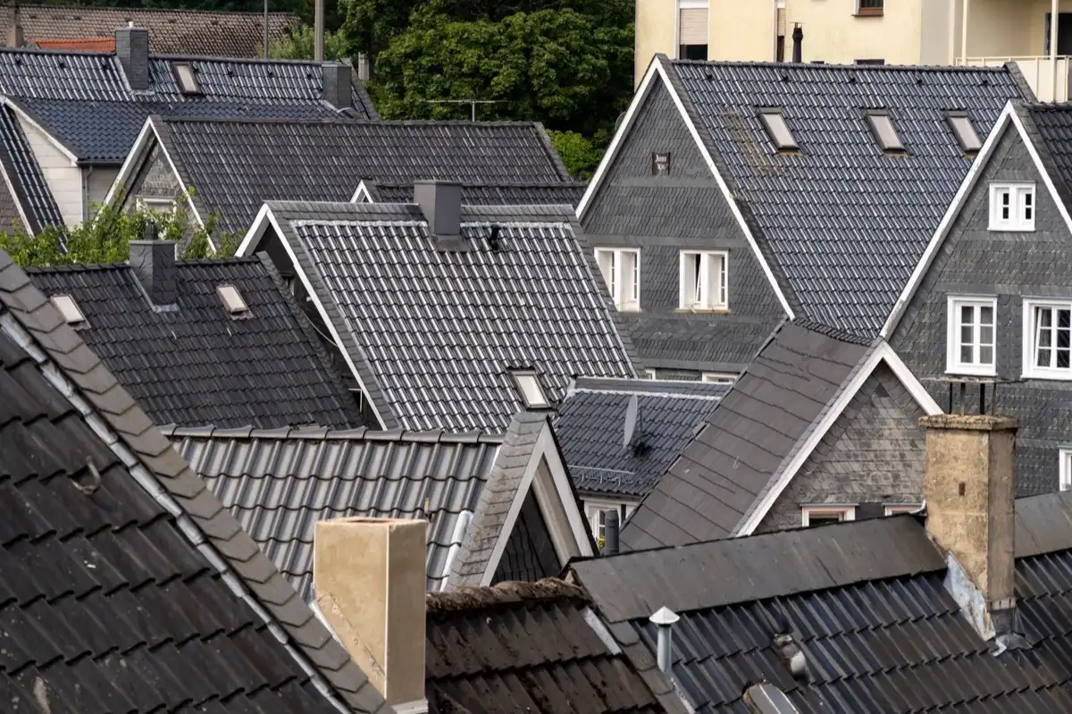 Steep roof eaves and gutter lines on houses in Duluth, MN